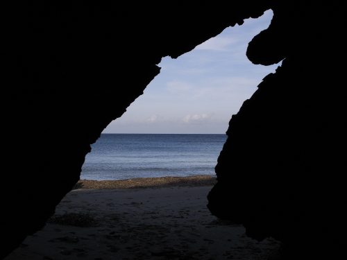 Vue d'une grotte sur la plage 